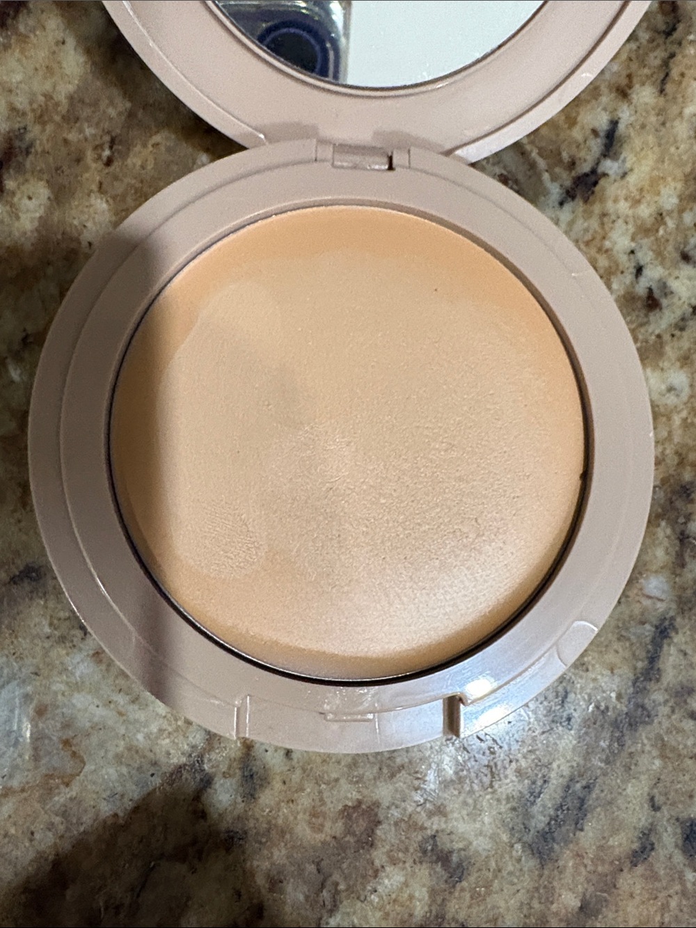 Pressed Powder - light medium - Picture 6 of 7